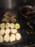 Pollo con salsa bbq picante y pan al ajillo