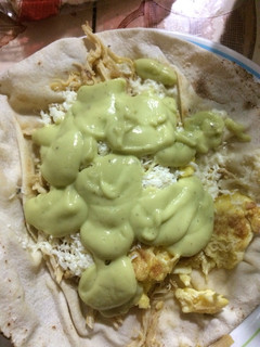 Una foto de Pan árabe con pollo