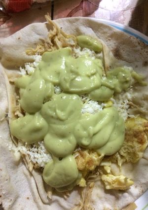 Una foto de Pan árabe con pollo