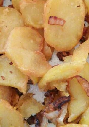 A picture of Saute potatoes with onions.