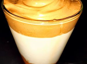 Una foto de Dalgona Coffee de Dulce de Leche