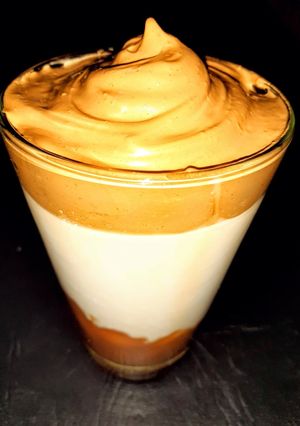 Una foto de Dalgona Coffee de Dulce de Leche