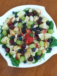 صورة لوصفة سلطة دجاج مع الفواكه 🍒🍇🍓🍑