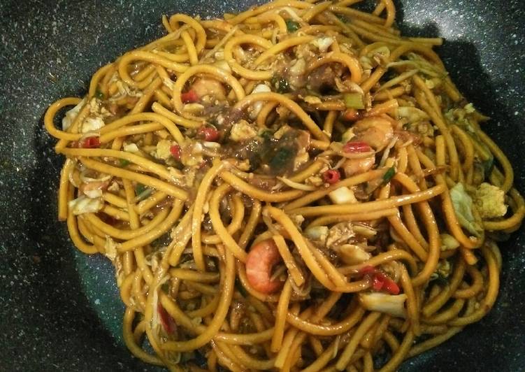 Langkah Mudah Membuat Mie gomak goreng ala Mama Acel Bikin Ngiler