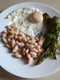 Una foto de Judías con huevo 🥚 y pimientos