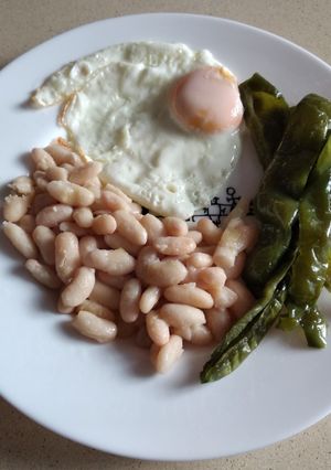Una foto de Judías con huevo 🥚 y pimientos