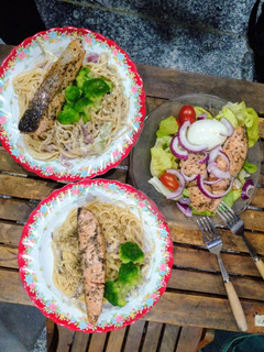 Hình của món Mỳ ý cá hồi sốt kem nấm và salad cá hồi.