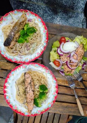 Hình của món Mỳ ý cá hồi sốt kem nấm và salad cá hồi.