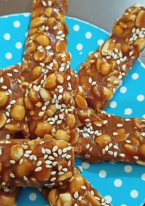 चिक्की (chikki recipe in Hindi) रेसिपी मुख्य फोटो