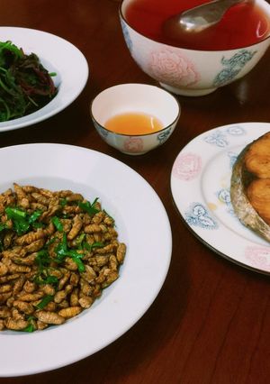 Hình của món Nhộng rang lá chanh.