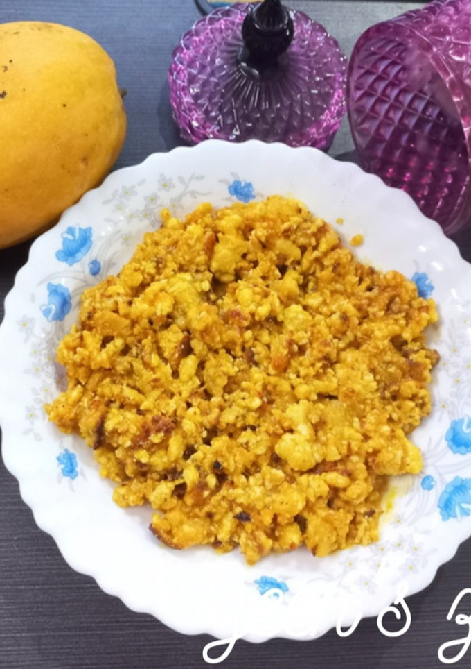 A picture of Mango Kalakand with Split Milk.