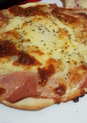 Una foto de Pizza casera💖🍕 Fácil y súper rica