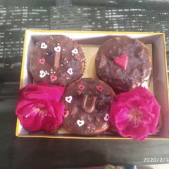 A picture of Rose cup cake.