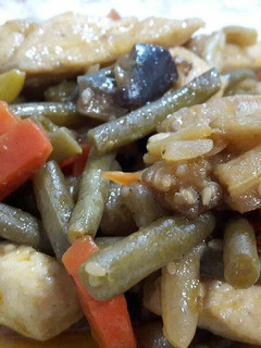 Una foto de Pollo con verduras y salsa de soja