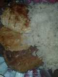 Hamburguesas de pollo caseras y arroz graneado