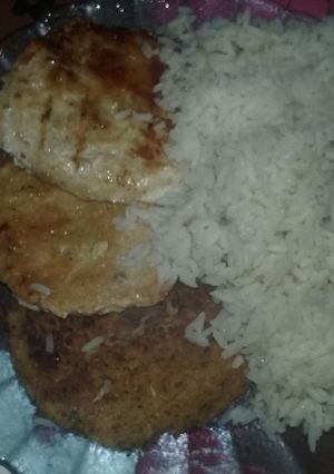 Una foto de Hamburguesas de pollo caseras y arroz graneado