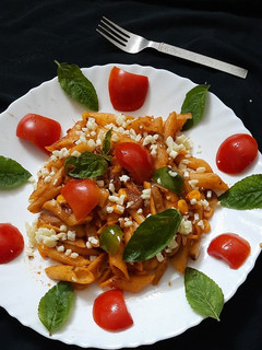 स्पाइसी रेड सॉस पास्ता (spicy red sauce pasta recipe in Hindi) रेसिपी मुख्य फोटो