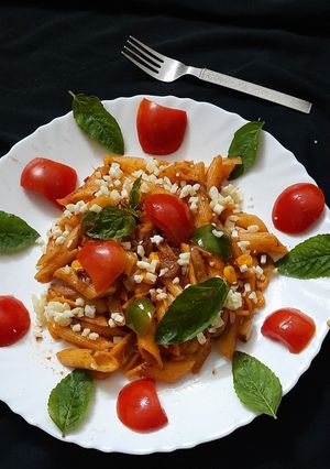 स्पाइसी रेड सॉस पास्ता (spicy red sauce pasta recipe in Hindi) रेसिपी मुख्य फोटो