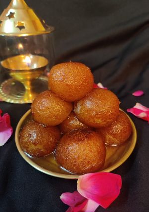 A picture of Bite size gulab jamun.
