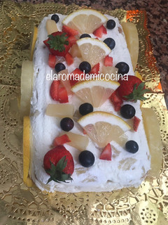 Una foto de Tarta fría de piña y limón