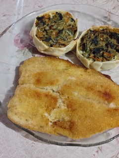 Una foto de Mini tartas de atún y milanesa de filet de pejerrey