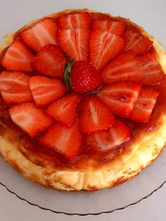 Una foto de Tarta de queso la Viña con fresas
