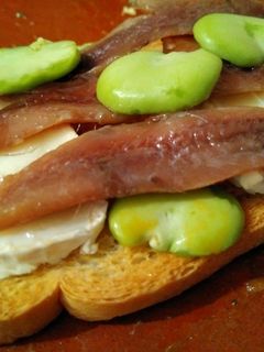 Una foto de Tosta de anchoas con queso cabra y habas