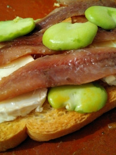 Una foto de Tosta de anchoas con queso cabra y habas