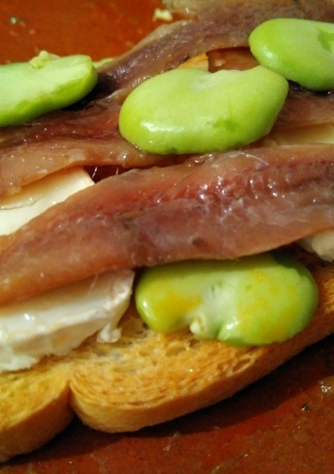 Una foto de Tosta de anchoas con queso cabra y habas