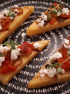 Una foto de Polenta con cebolla balsámica, pimiento asado, feta y tomillo