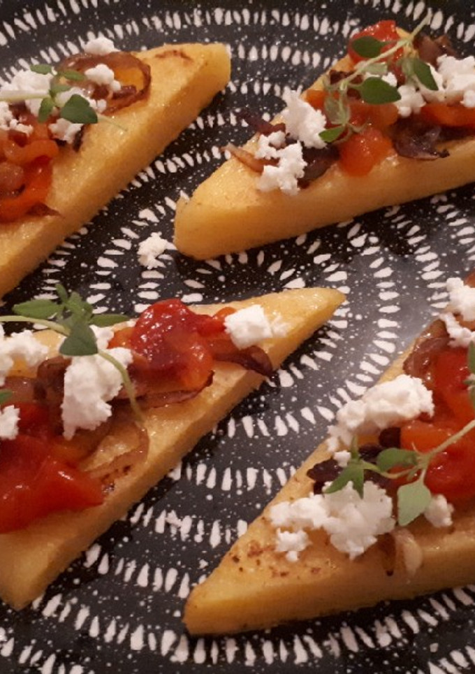 Una foto de Polenta con cebolla balsámica, pimiento asado, feta y tomillo
