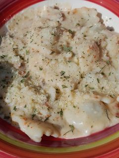 Una foto de Ravioles en Salsa blanca con Crema