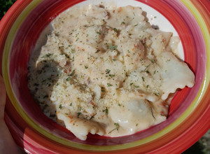 Una foto de Ravioles en Salsa blanca con Crema