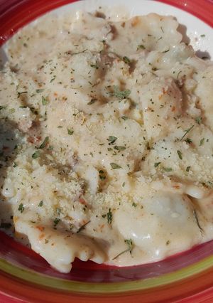 Una foto de Ravioles en Salsa blanca con Crema