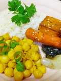 Bowl de garbanzos al curry, vegetales braseados y arroz