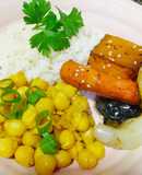 Bowl de garbanzos al curry, vegetales braseados y arroz