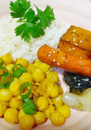 Una foto de Bowl de garbanzos al curry, vegetales braseados y arroz