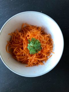 Une photo de Salade de carottes râpées, citron vert et coco