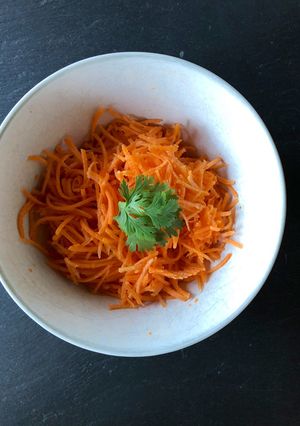 Une photo de Salade de carottes râpées, citron vert et coco