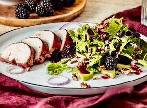 Áfonyás-balzsamecetben sült csirkemell recept fotója