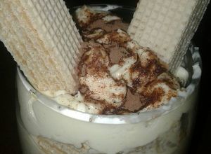Una foto de Postre en vasitos con Flan, obleas bananas y dulce de leche😍😋
