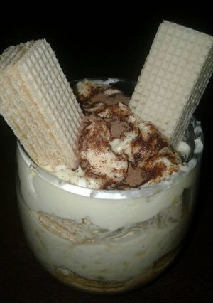 Una foto de Postre en vasitos con Flan, obleas bananas y dulce de leche😍😋