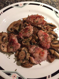 Una foto de Pollo con champiñones