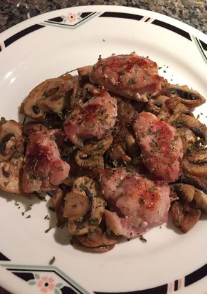 Una foto de Pollo con champiñones