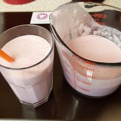 A picture of Strawberry and cream milk shake.
