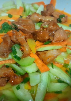 Hình của món Dưa leo cà rốt xào thịt.