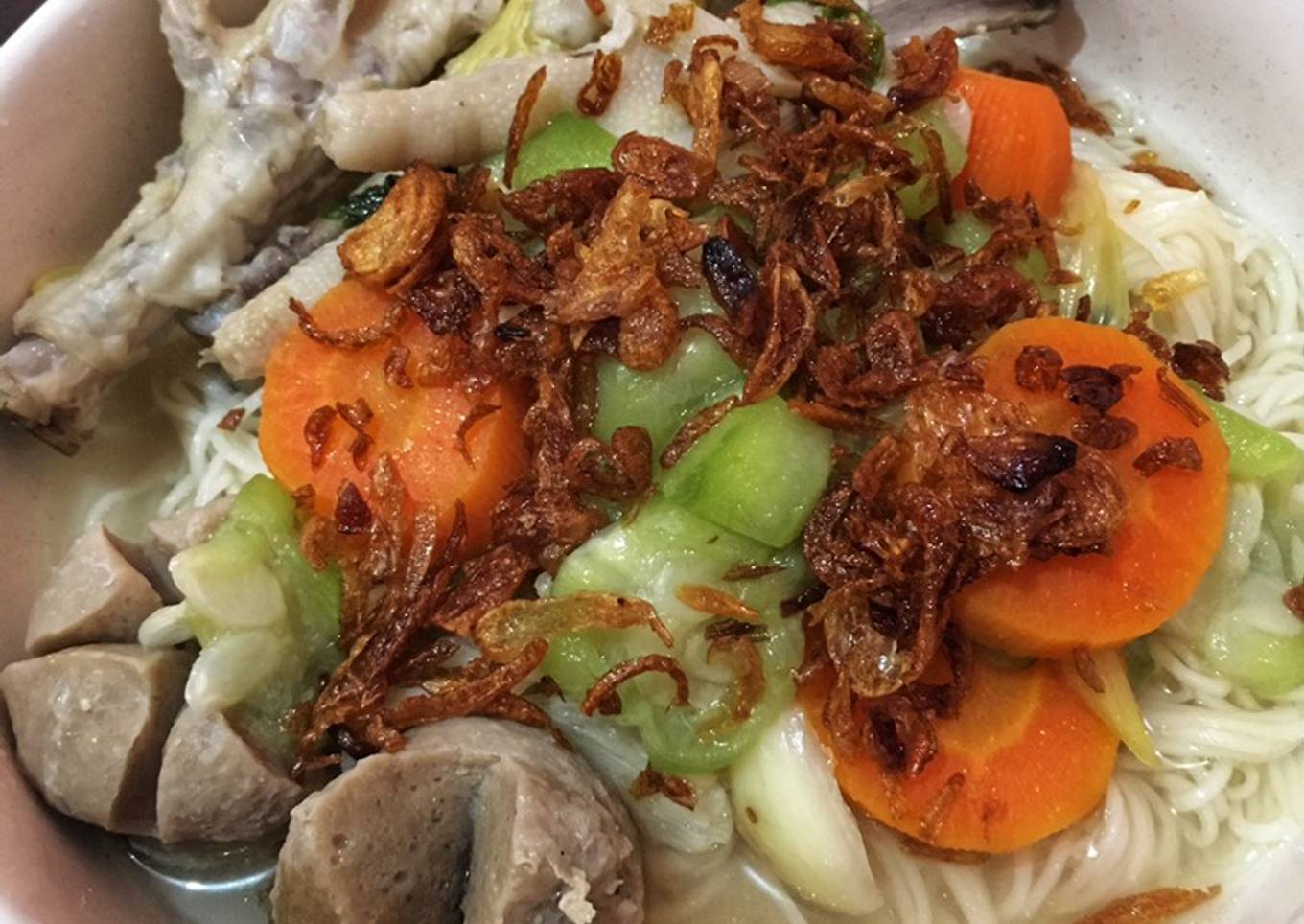 Sup Miesoa dengan Ceker Bakso Oyong dan Wortel