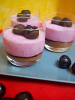 Una foto de Mousse de cerezas y chocolate