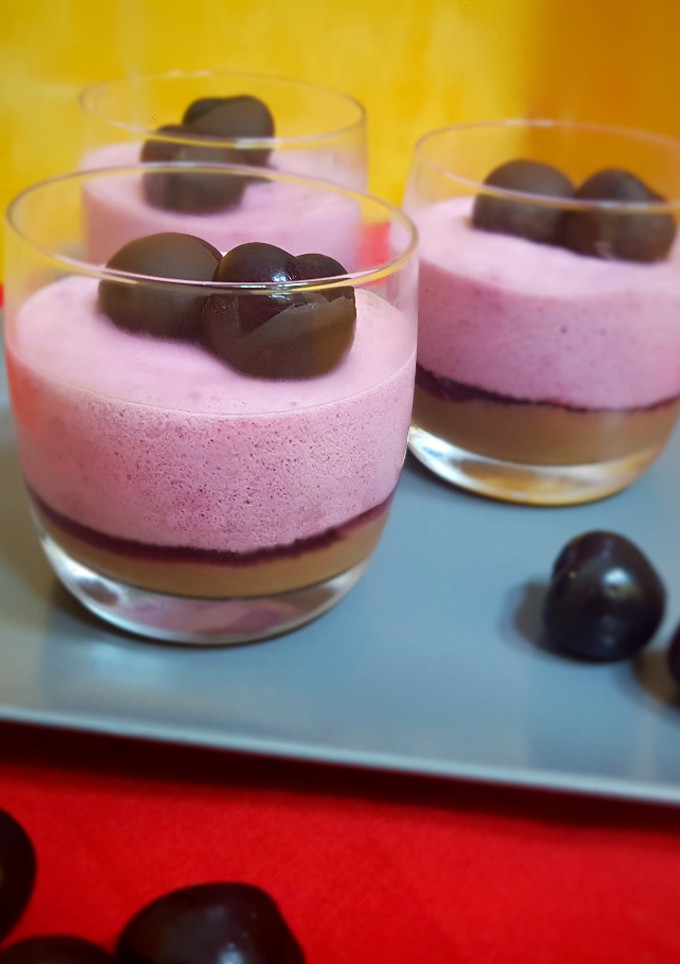 Una foto de Mousse de cerezas y chocolate