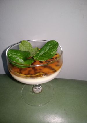 Una foto de Panna Cotta de Maracuyá